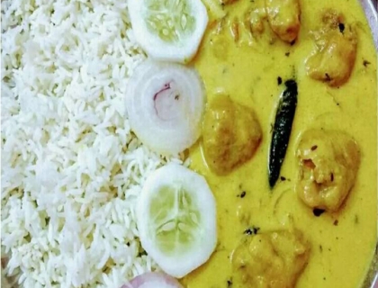 Pakora Karhi with plain rice  Serves: 1